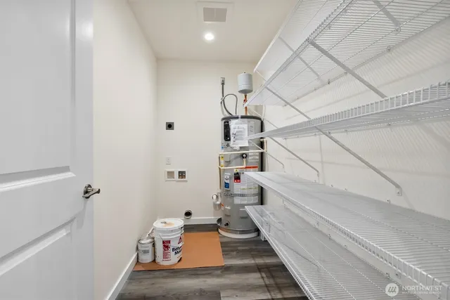 a view of entryway and bedroom