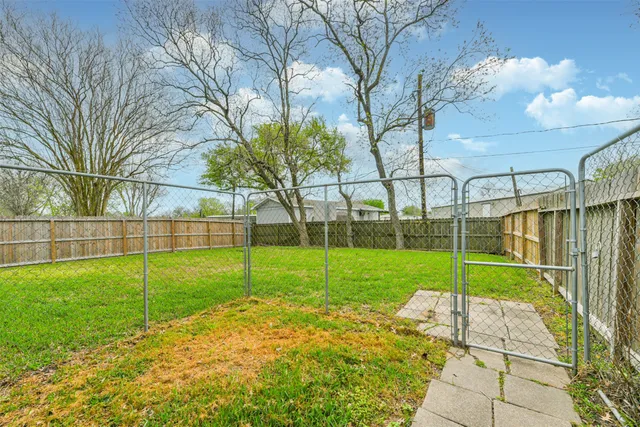 a view of a backyard