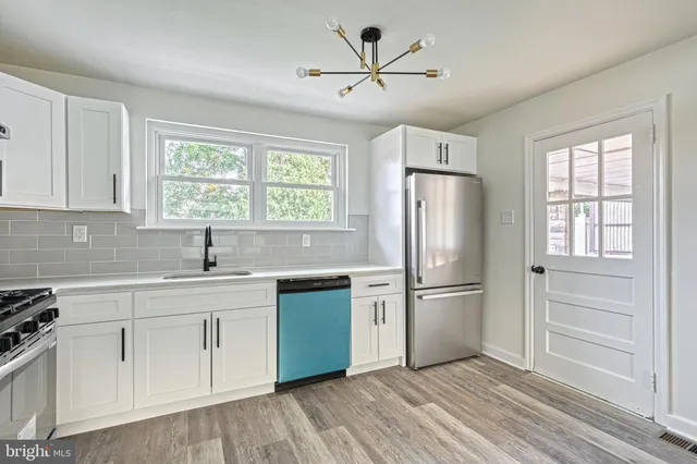 a view of a livingroom with a ceiling fan and window