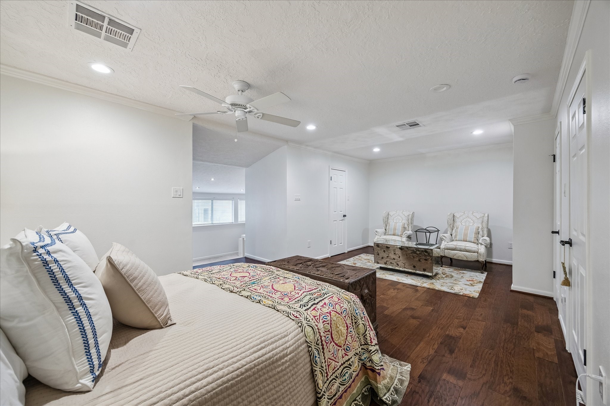 4520 Dickson Street Houston, TX 77007 - Photo 17 of 25 Secondary bedroom with sitting area and two closets.