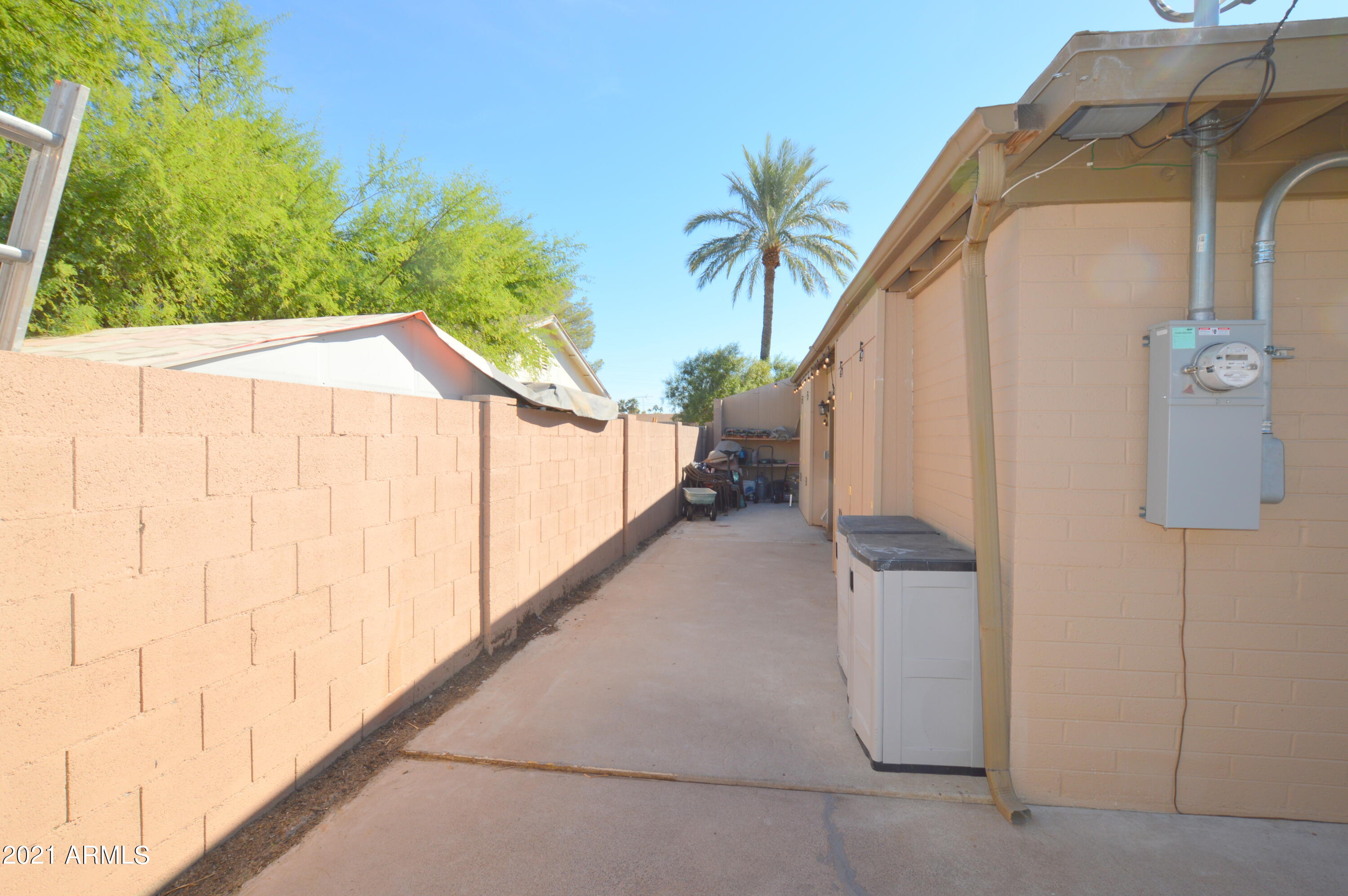 1702 North Trevor Mesa, AZ 85201 - Photo 31 of 37 1702 Trevor Yard8 side