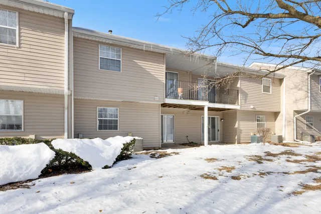 $1,730 | 96 Gant Circle, Unit C, Streamwood, IL 60107