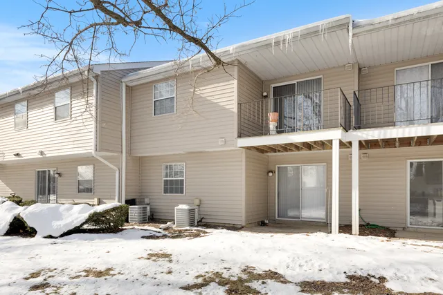 $1,730 | 96 Gant Circle, Unit C, Streamwood, IL 60107