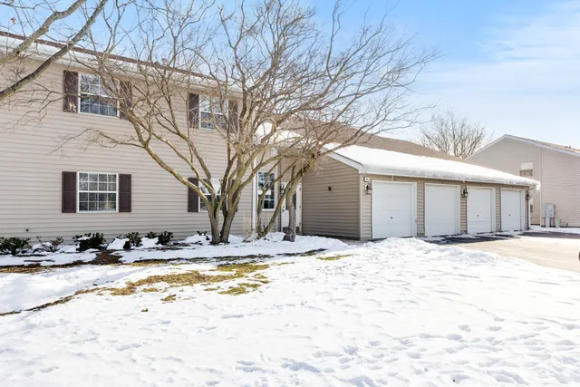 $1,730 | 96 Gant Circle, Unit C, Streamwood, IL 60107