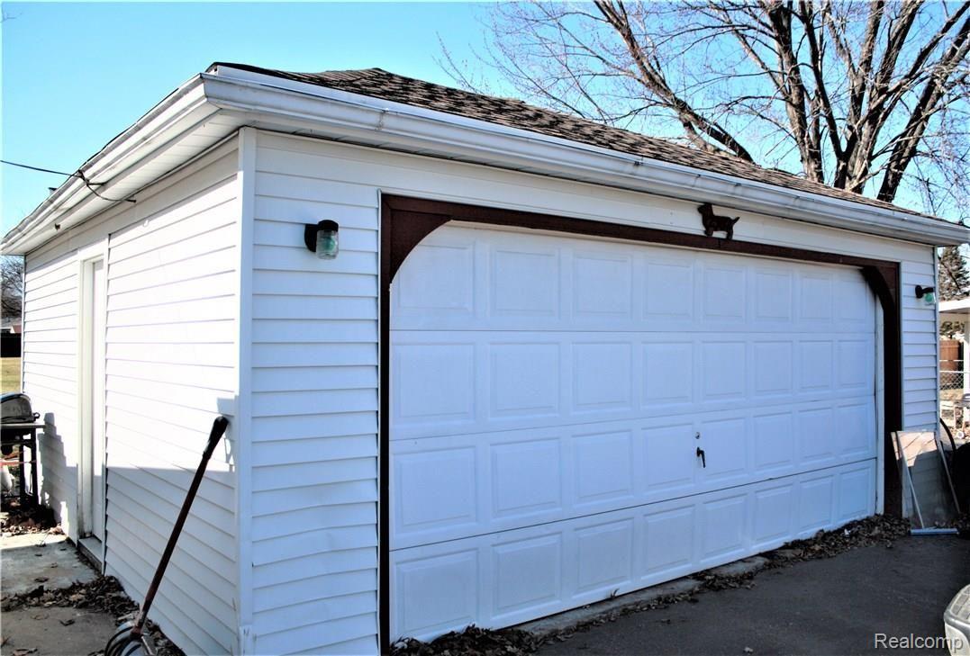 2302 Elms Road Swartz Creek, MI 48473 - Photo 3 of 14 garage door.JPG