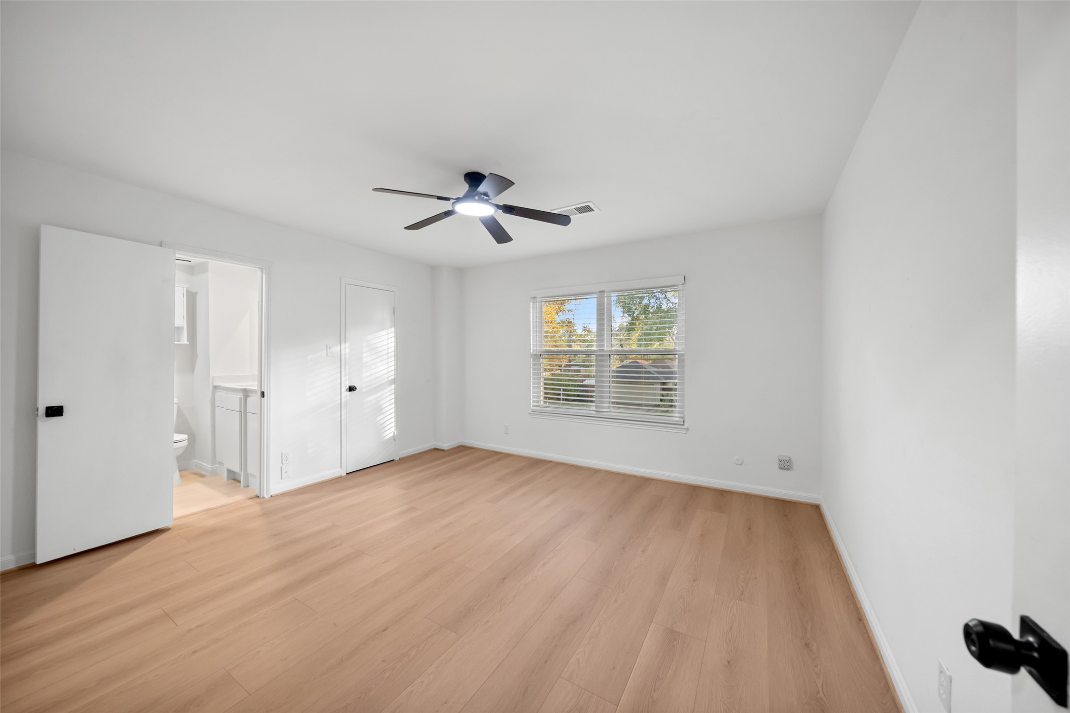 9654 Westview Drive, Unit 9 Houston, TX 77055 - Photo 18 of 47 Primary Bedroom - view 1