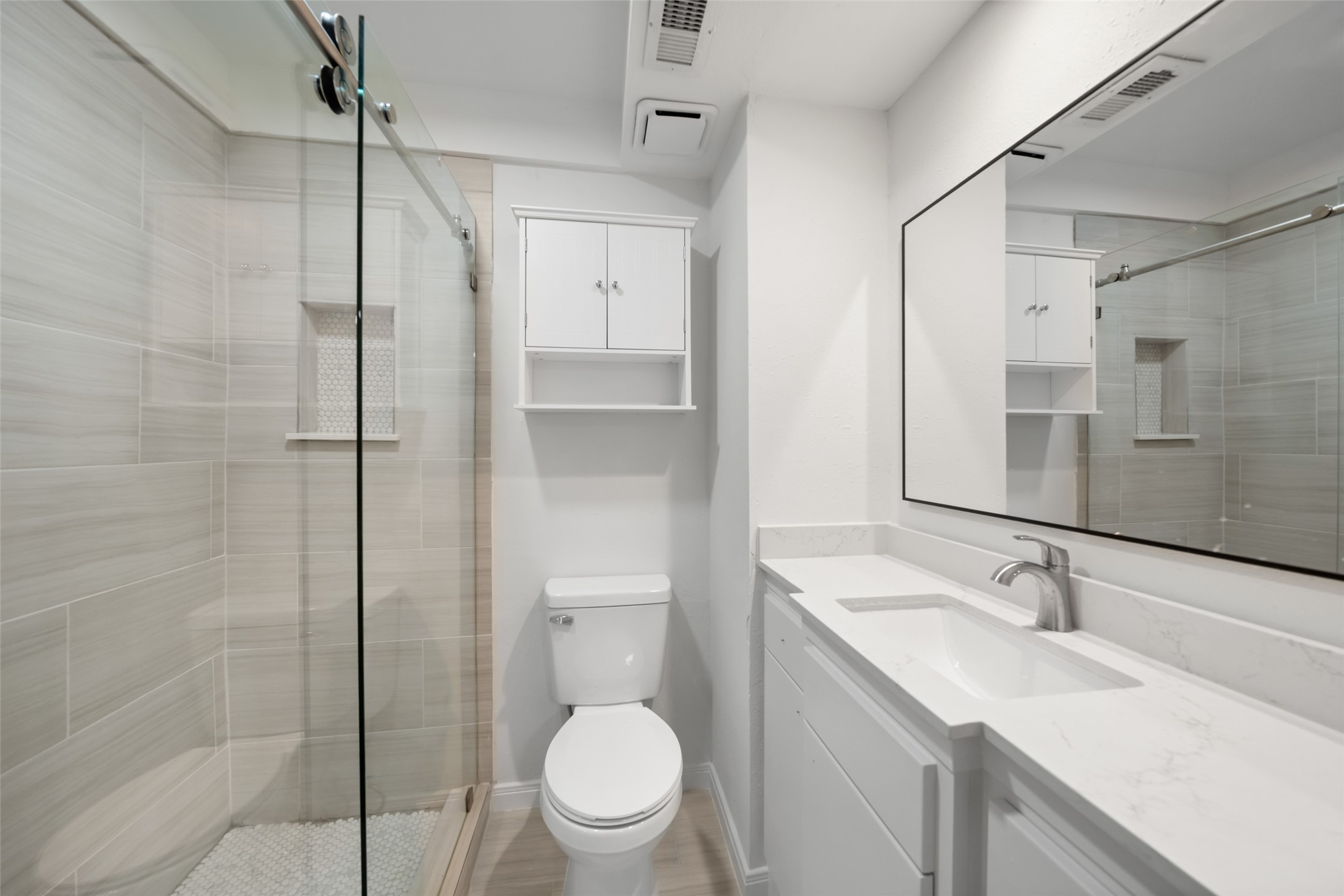 9654 Westview Drive, Unit 9 Houston, TX 77055 - Photo 21 of 47 Primary Bath