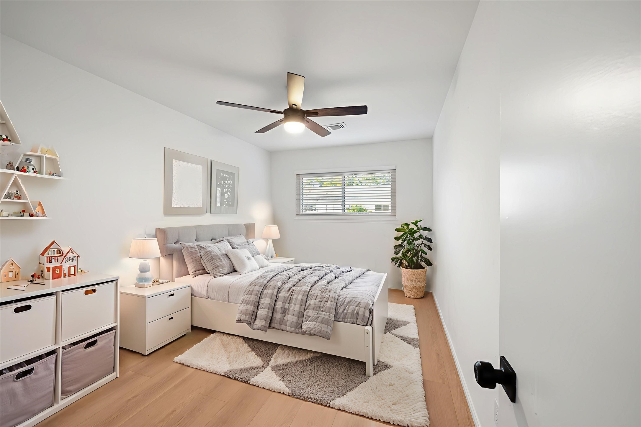 9654 Westview Drive, Unit 9 Houston, TX 77055 - Photo 23 of 47 Bedroom 2 - view 1 - virtually staged