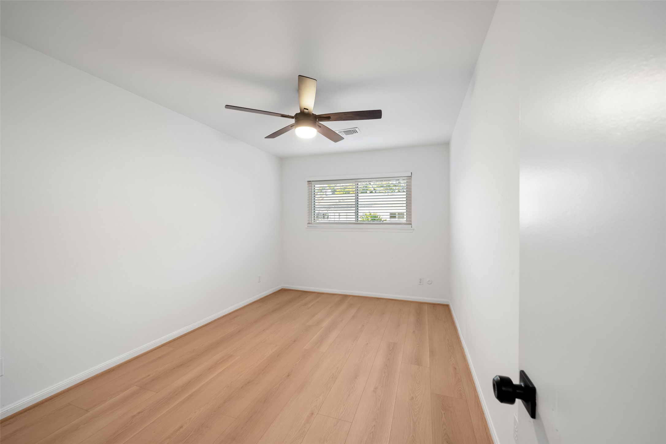 9654 Westview Drive, Unit 9 Houston, TX 77055 - Photo 24 of 47 Bedroom 2 - view 1