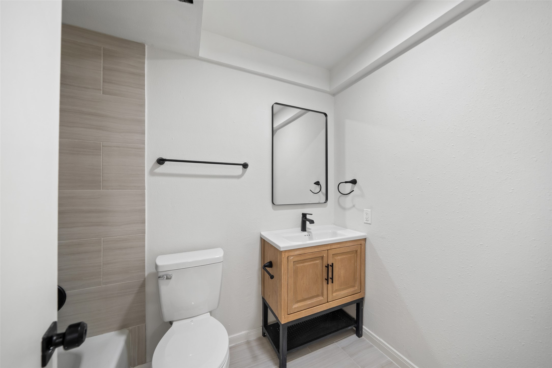 9654 Westview Drive, Unit 9 Houston, TX 77055 - Photo 29 of 47 2nd Full Bath - view 1