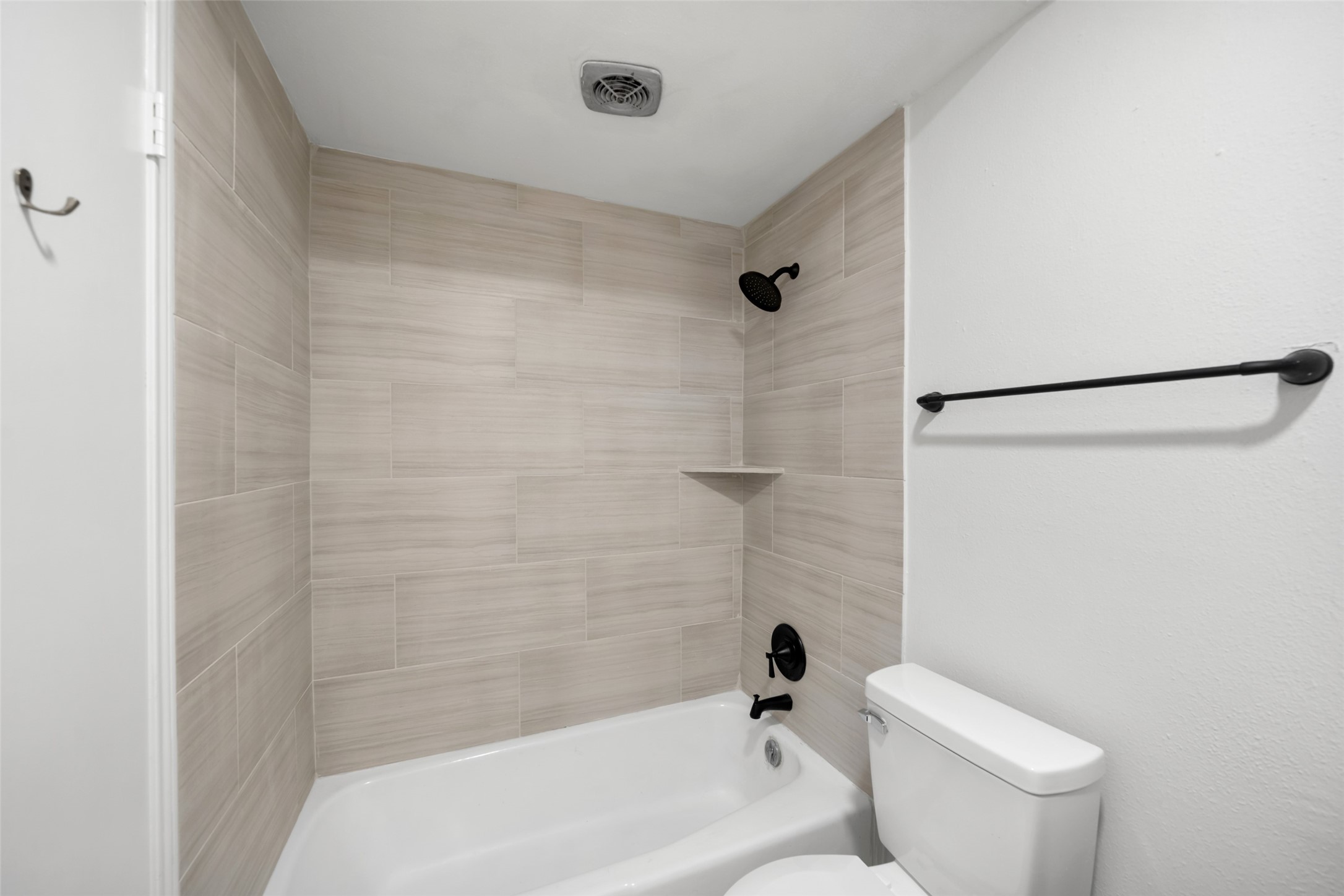 9654 Westview Drive, Unit 9 Houston, TX 77055 - Photo 30 of 47 2nd Full Bath - view 2