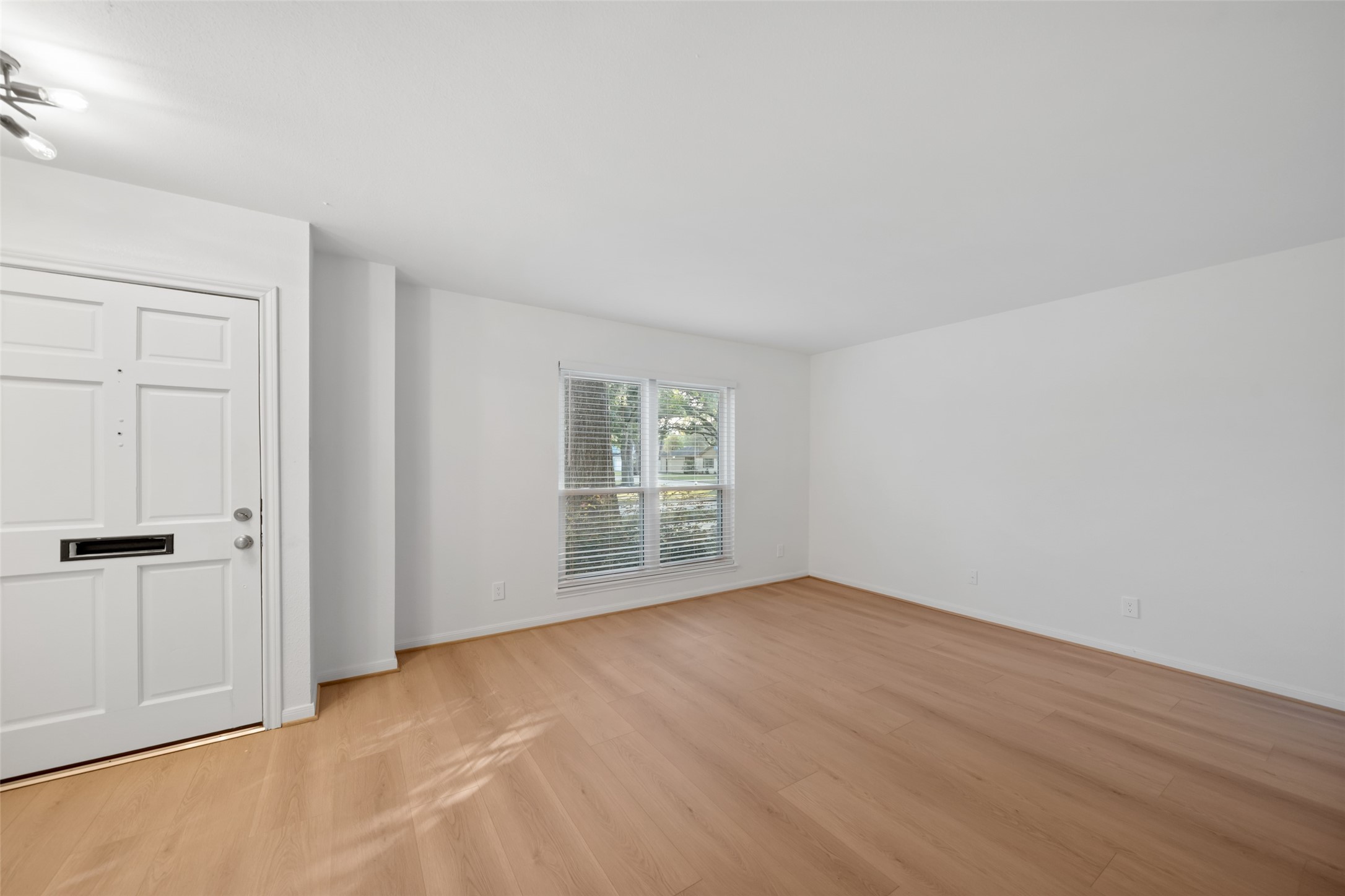 9654 Westview Drive, Unit 9 Houston, TX 77055 - Photo 5 of 47 Living Room - view 2