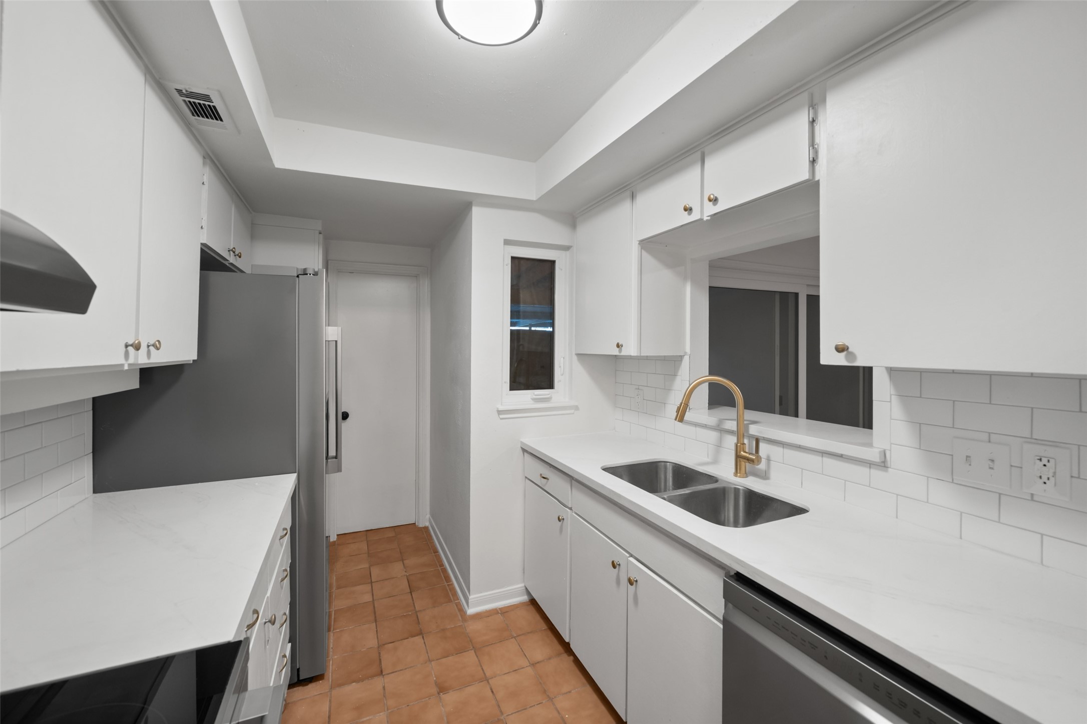 9654 Westview Drive, Unit 9 Houston, TX 77055 - Photo 6 of 47 Kitchen - view 1