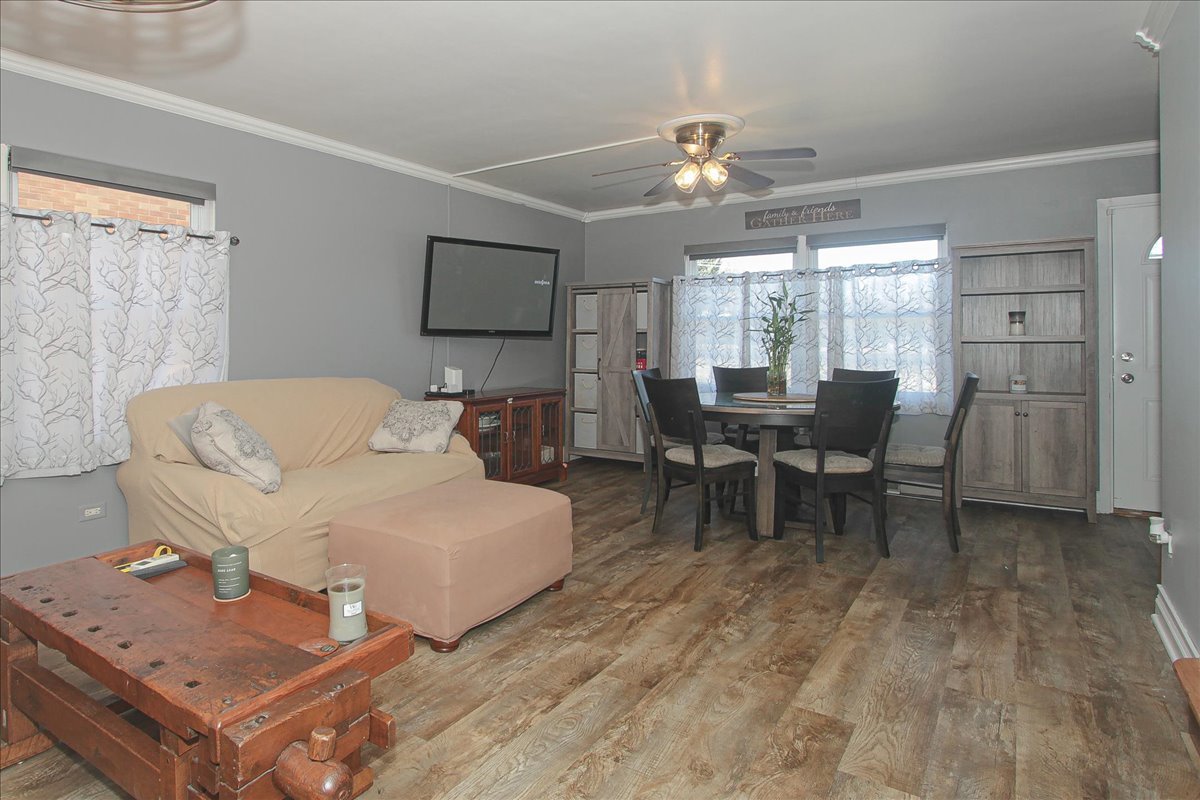 443 Elmhurst Road Mount Prospect, IL 60056 - Photo 4 of 21 Gallery Image 4
