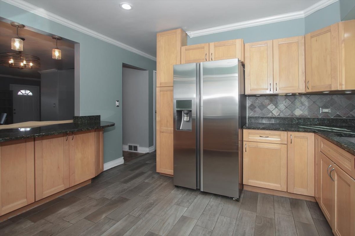 443 Elmhurst Road Mount Prospect, IL 60056 - Photo 9 of 21 Gallery Image 9
