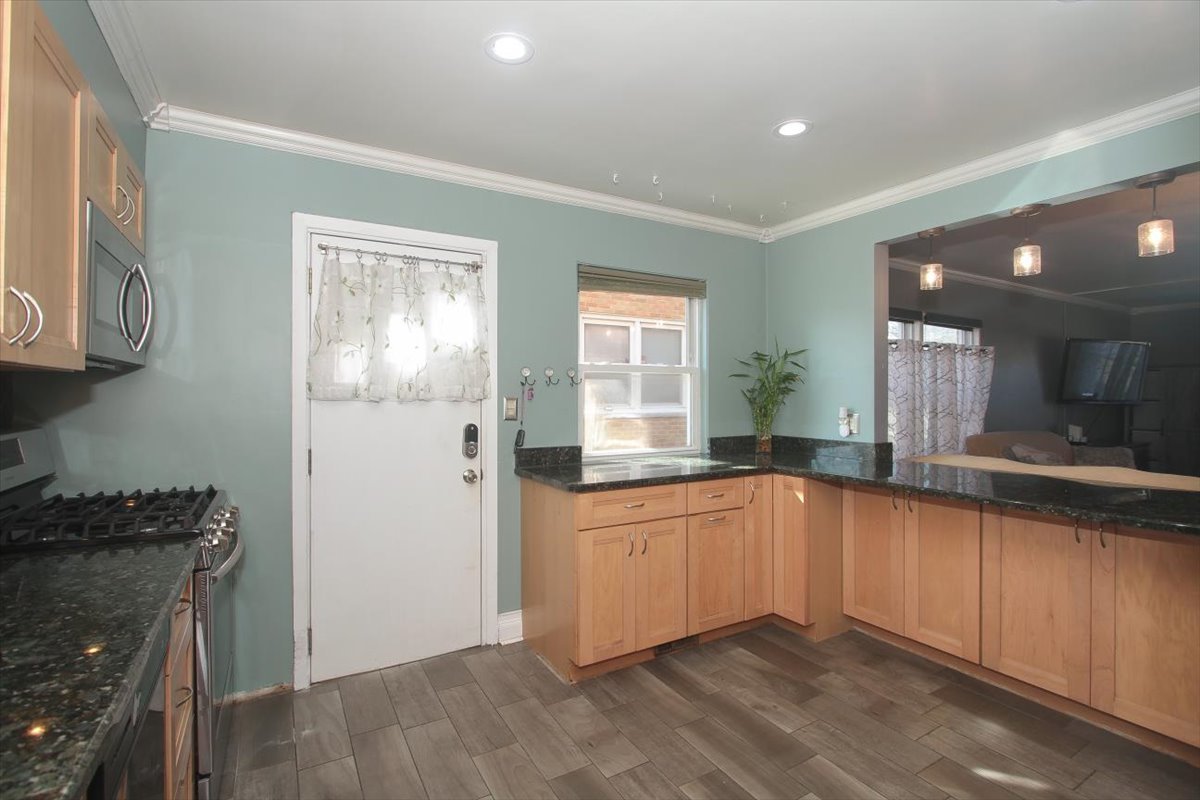 443 Elmhurst Road Mount Prospect, IL 60056 - Photo 10 of 21 Gallery Image 10