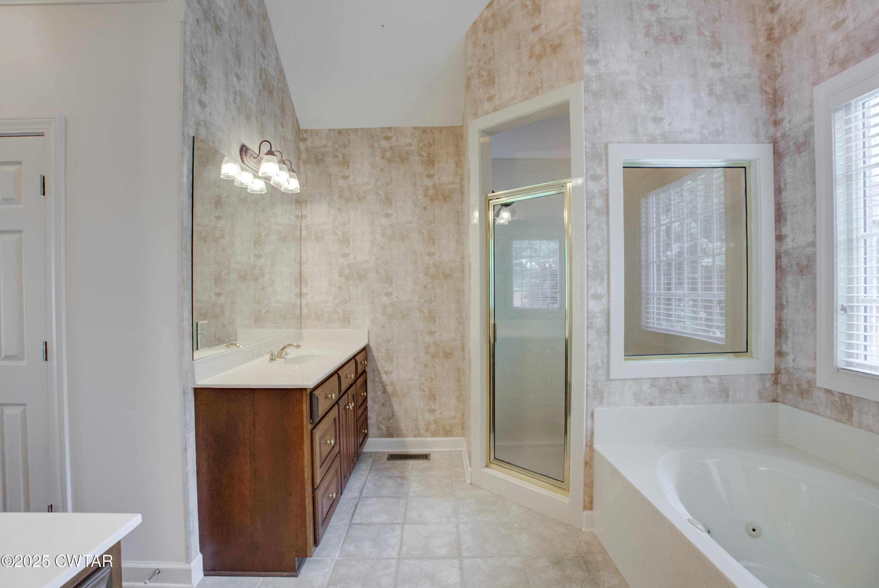 7 Sutton Place Jackson, TN 38305 - Photo 19 of 25 a bathroom with a tub sink and mirror