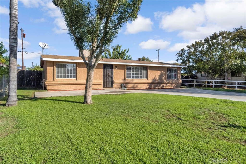27331 Perkins Road Madera, CA 93637 - Photo 3 of 25 a front view of a house with garden