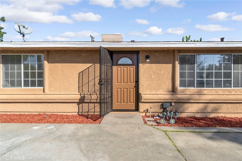 27331 Perkins Road Madera, CA 93637 - Photo 4 of 25 a view of a house with a large windows