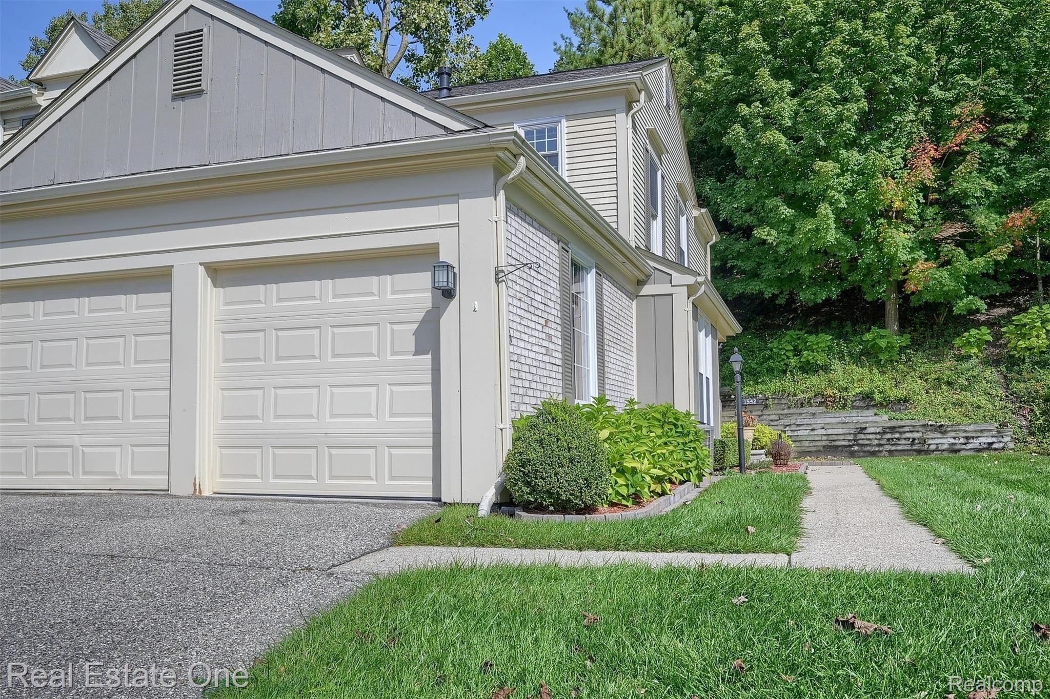 1542 Hidden Valley Lane, Unit 203 Rochester, MI 48306 - Photo 6 of 30 One Car Attached Garage