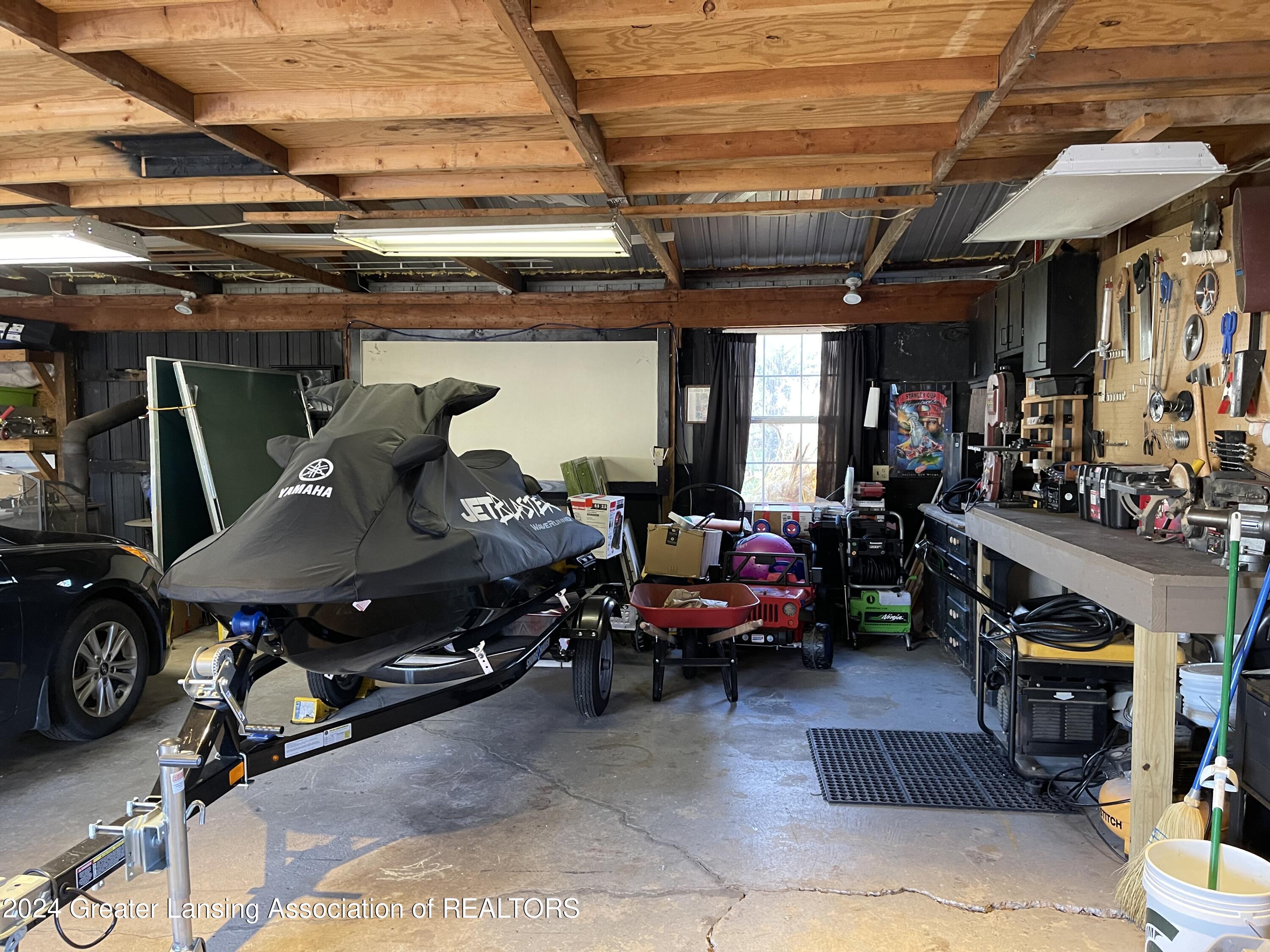 207 East Washington Street Dimondale, MI 48821 - Photo 35 of 41 Work bench