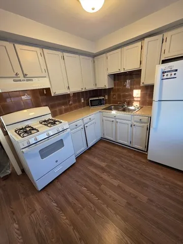 $1,300 | 371 4th Street, Unit 3E, Fall River, MA 02721