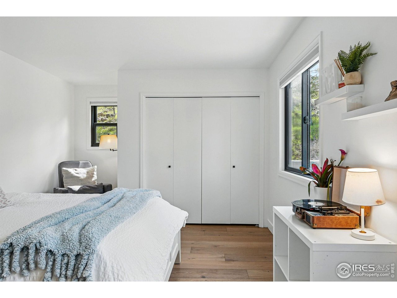 1750 Deer Trail Road Boulder, CO 80302 - Photo 32 of 50 a bedroom with a bed and a potted plant