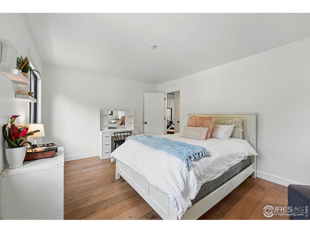 1750 Deer Trail Road Boulder, CO 80302 - Photo 33 of 50 a bedroom with a bed and a dresser