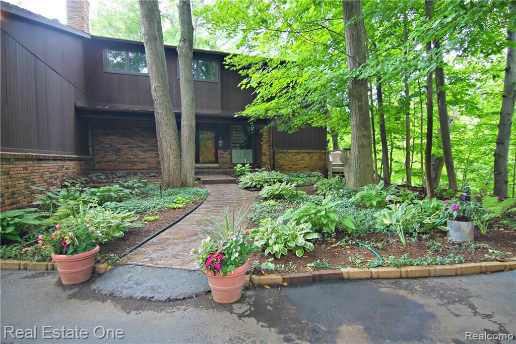 28053 Inkster Road Farmington Hills, MI 48334 - Photo 2 of 46