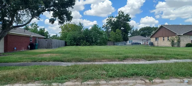 a view of a house with backyard and garden