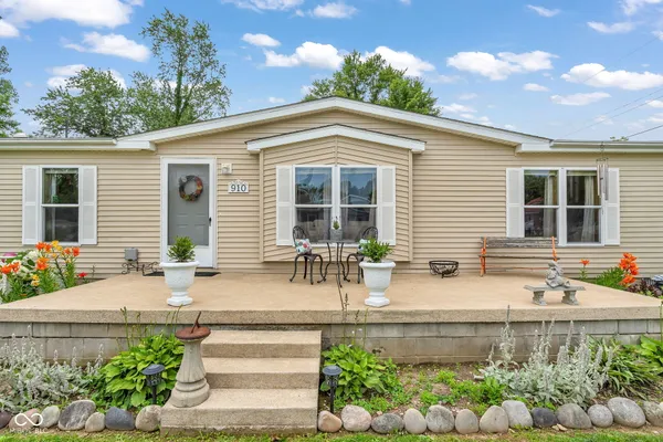 $204,000 | 910 East Washington Street, Knightsville, IN 47857