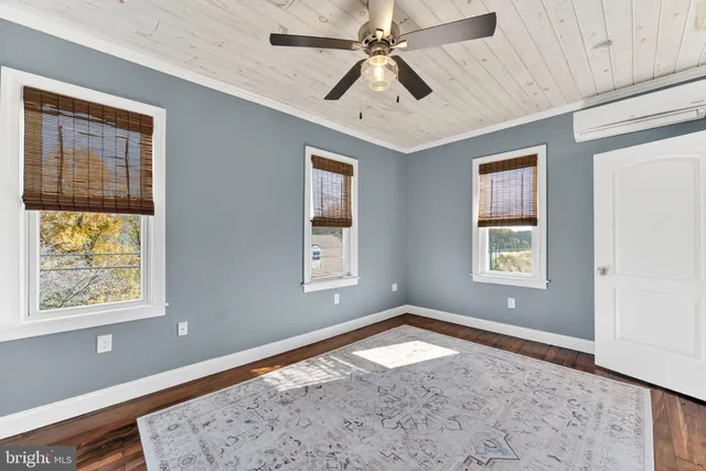 a view of empty room with window