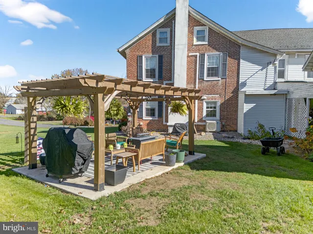 a view of a house with backyard