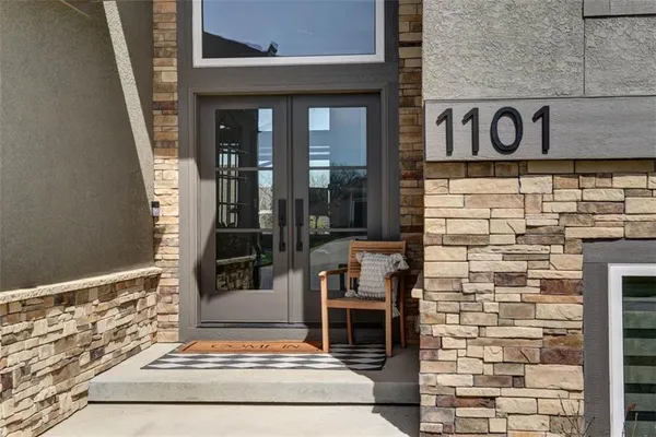 $699,950 | 1101 Southwest Brookside Court, Lee's Summit, MO 64064