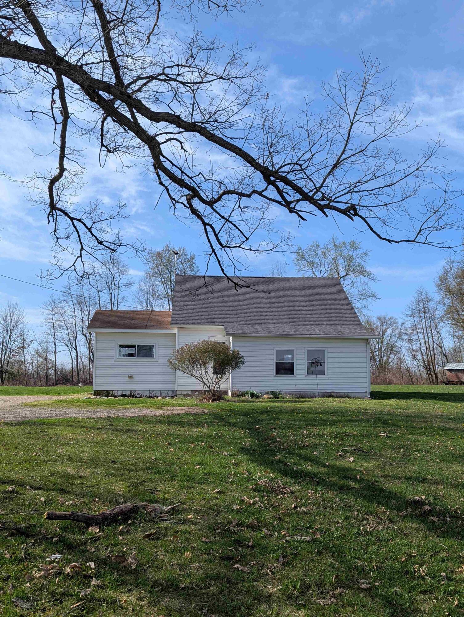 613 East County Line Road Tekonsha, MI 49092 - Photo 1 of 14 613 E County Line Rd - front 1