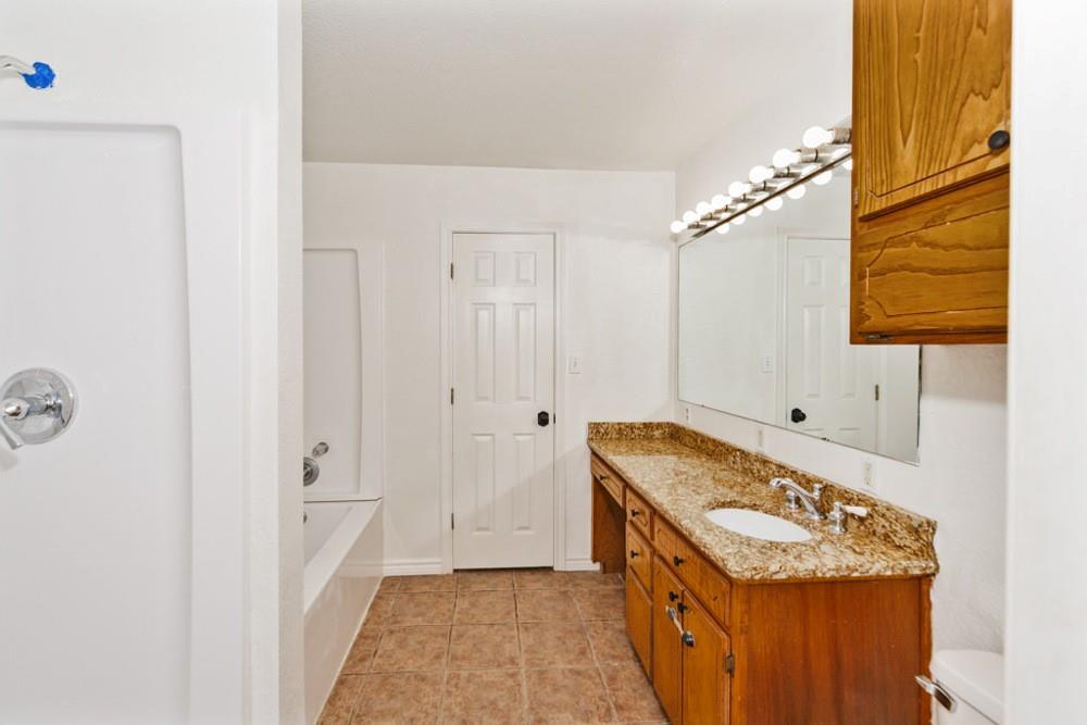 4316 Leona Road Bowie, TX 76230 - Photo 19 of 36 Master Bathroom