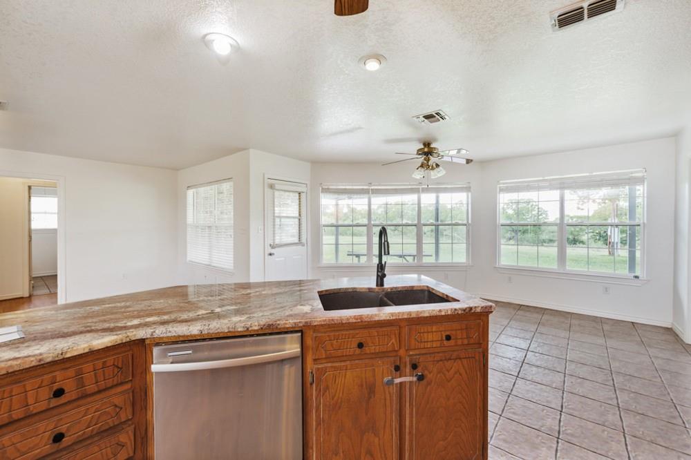 4316 Leona Road Bowie, TX 76230 - Photo 6 of 36