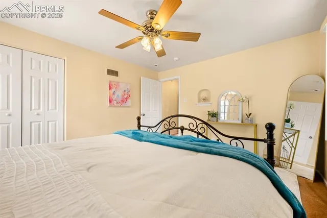 a view of a livingroom with furniture