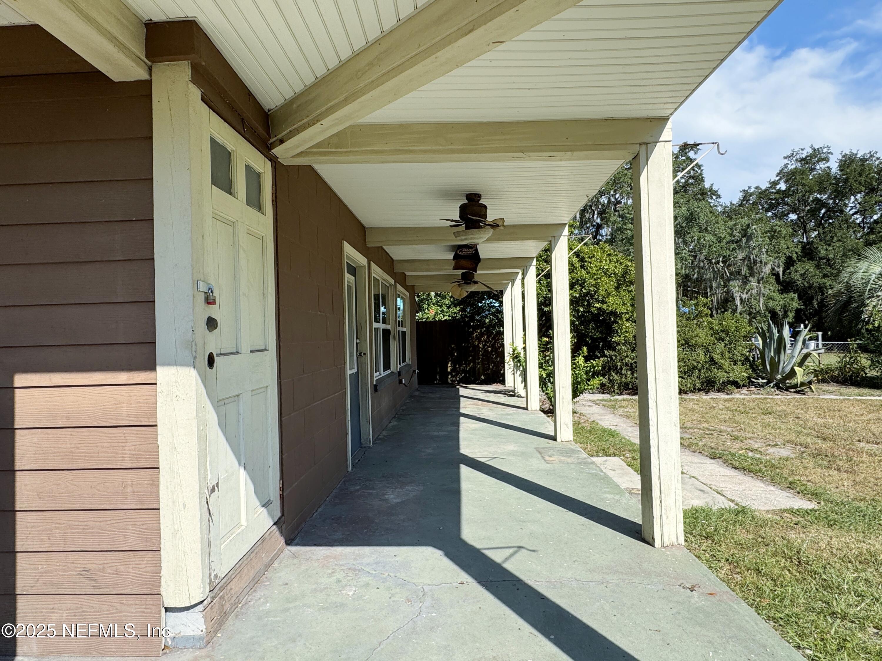 5756 Southeast 55th Terrace Keystone Heights, FL 32656 - Photo 12 of 35 a view of a porch