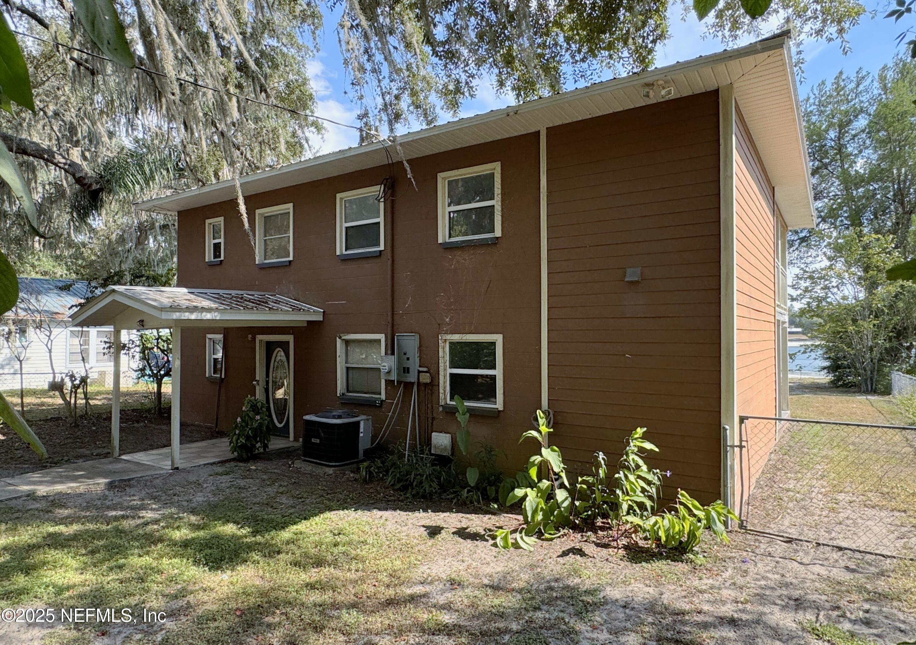 5756 Southeast 55th Terrace Keystone Heights, FL 32656 - Photo 2 of 35 a front view of a house with garden