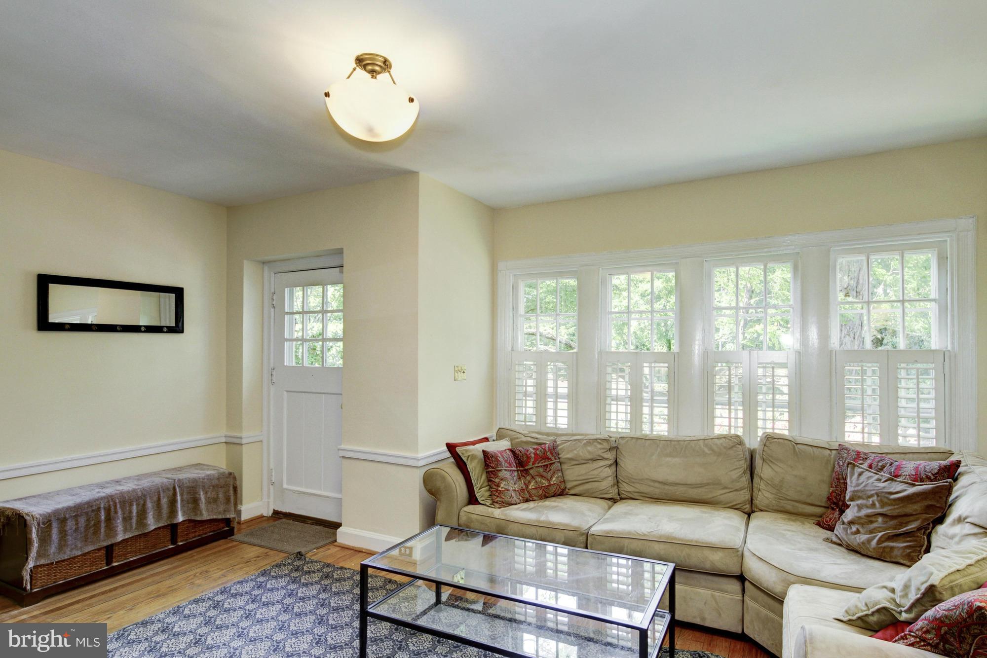 4418 Reservoir Road Northwest Washington, DC 20007 - Photo 3 of 24 Living Room