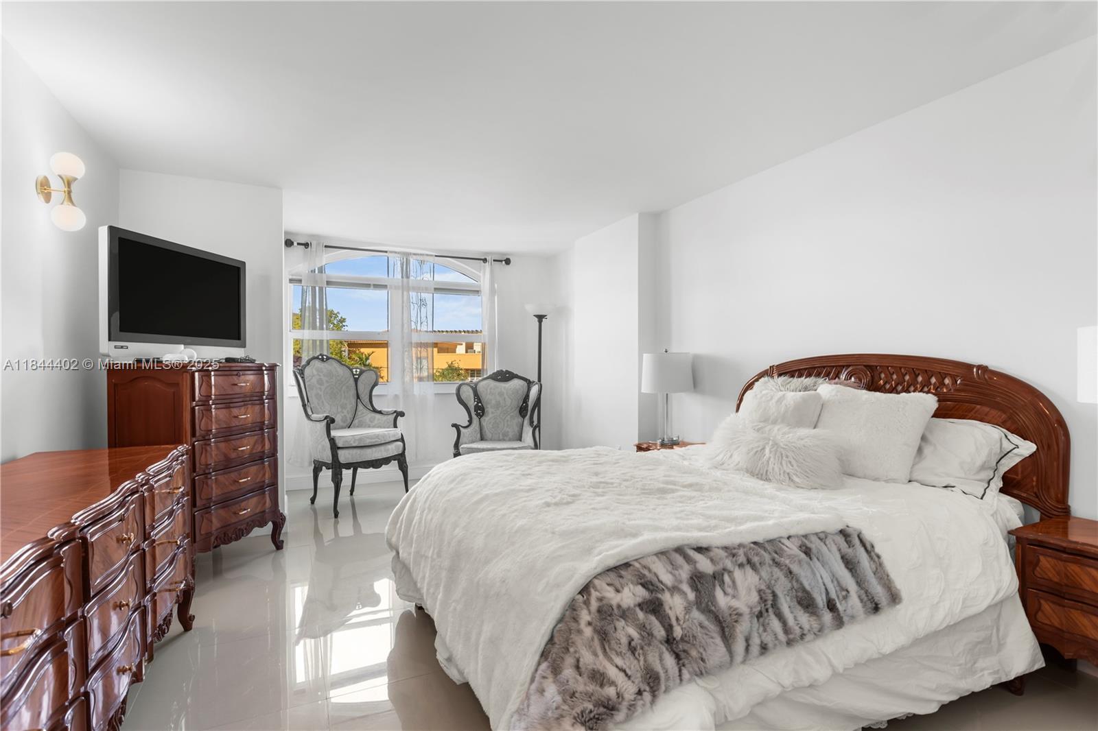 90 Alton Road, Unit 409 Miami Beach, FL 33139 - Photo 8 of 19