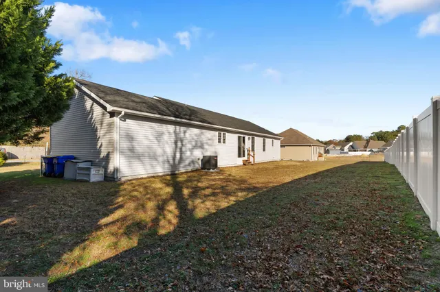 a view of a house with backyard and garden