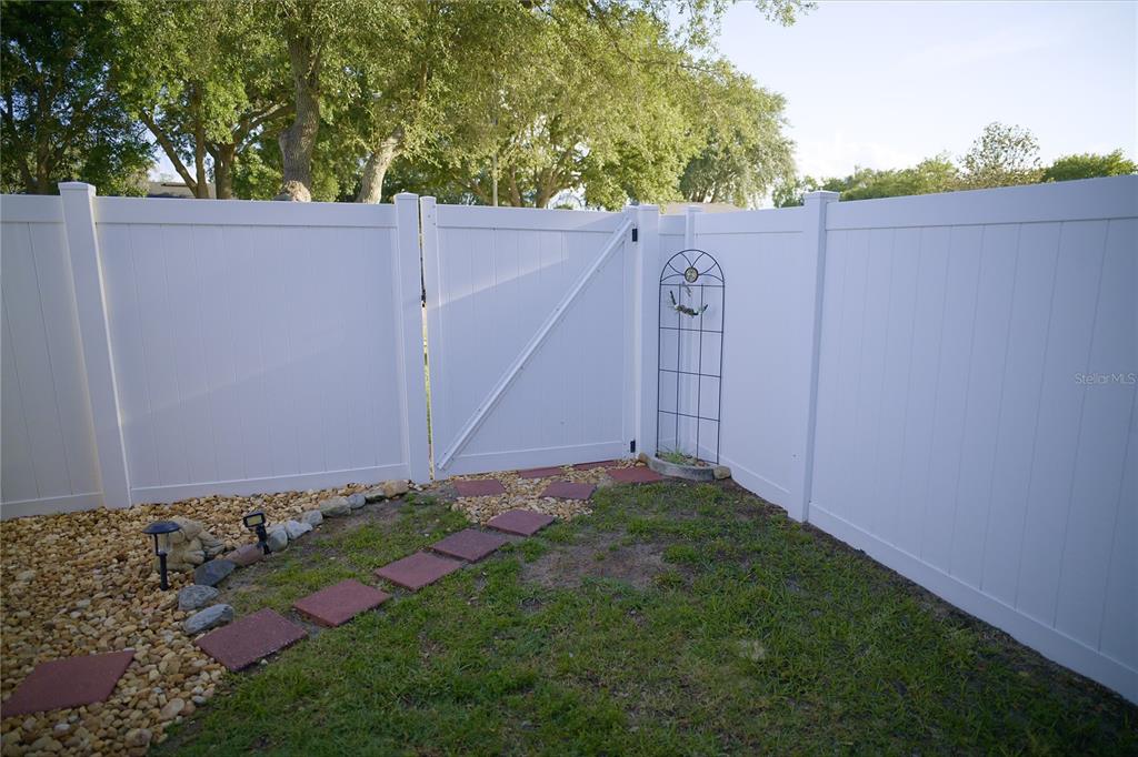408 Raymond Street Minneola, FL 34715 - Photo 20 of 21 a backyard of a house