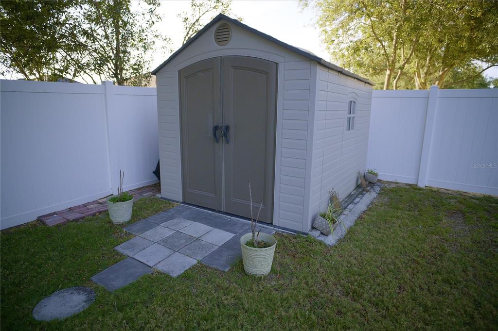408 Raymond Street Minneola, FL 34715 - Photo 21 of 21 a backyard of a house with lots of green space