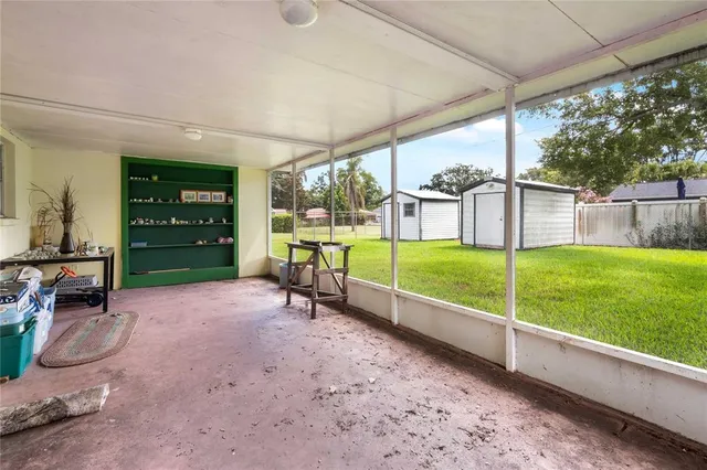 a view of backyard of the house