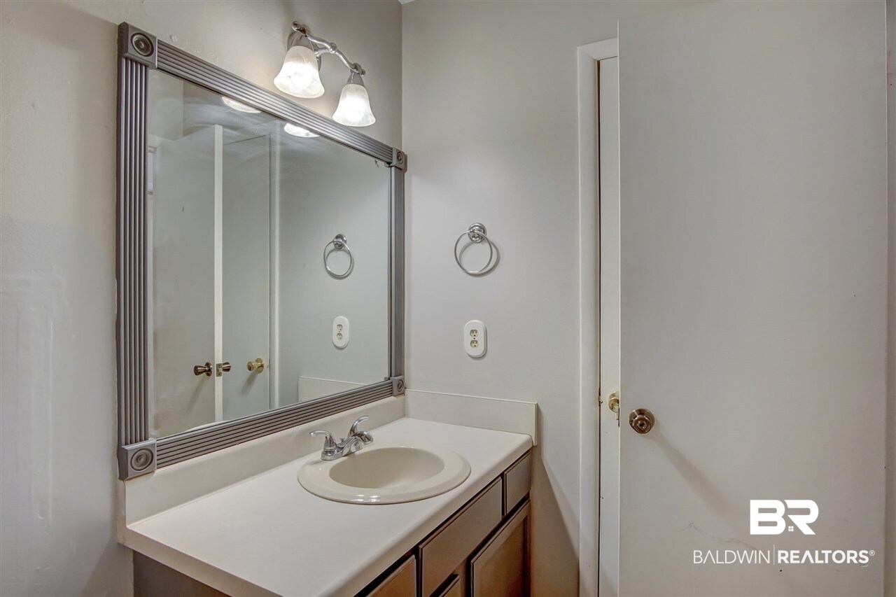22601 Price Grubbs Road Robertsdale, AL 36567 - Photo 26 of 39 Guest Bathroom
