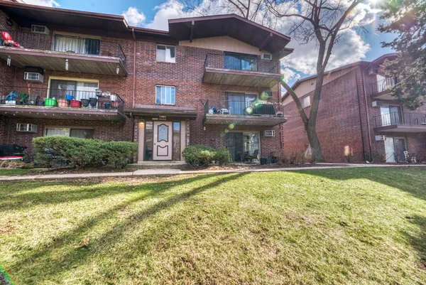$2,000 | 2440 Waterbury Drive, Unit 305, Woodridge, IL 60517