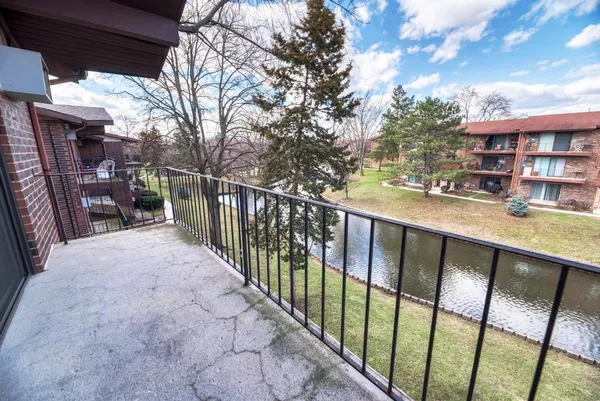 $2,000 | 2440 Waterbury Drive, Unit 305, Woodridge, IL 60517