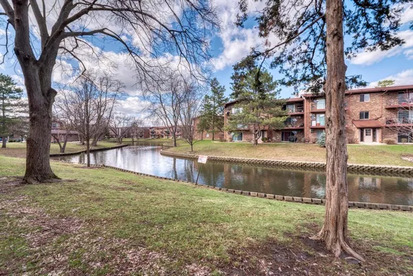 $2,000 | 2440 Waterbury Drive, Unit 305, Woodridge, IL 60517